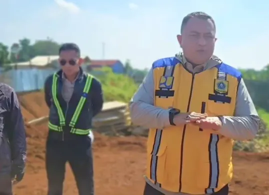 Bupati Bogor, Rudy Susmanto saat meninjau Jalan Bomang. (Sumber: Pemkab Bogor)