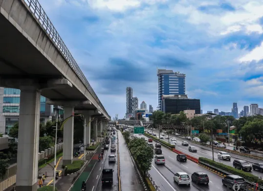 Suasana Jalan Gatot Subroto, Jakarta tampak lengang pada tanggal merah, Kamis, 1 Januari 2026. (Sumber: Poskota | Foto: Dhiya Ahmad Fauzan/M2)