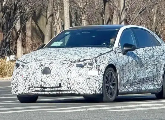 Mercedes-Benz C-Class versi listrik murni tertangkap kamera saat uji jalan. (Sumber: Autohome)