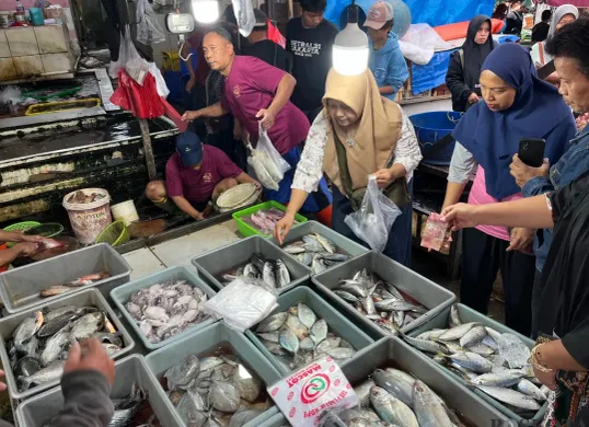 Aktivitas penjualan ikan di Pasar Kebayoran Lama, Jakarta Selatan, Kamis, 1 Januari 2026. (Sumber: Poskota | Foto: Pandi Ramedhan)