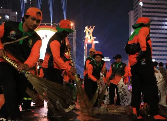 Petugas kebersihan saat bertugas seusai perayaan malam tahun baru di Jakarta, Kamis, 31 Desember 2025. (Sumber: Dok. DLH Jakarta)