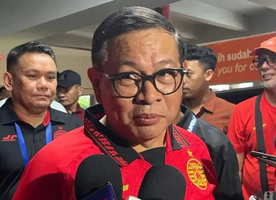 Gubernur Jakarta Pramono Anung saat mengenakan baju Persija Jakarta. (Sumber: Poskota/M Tegar Jihad)