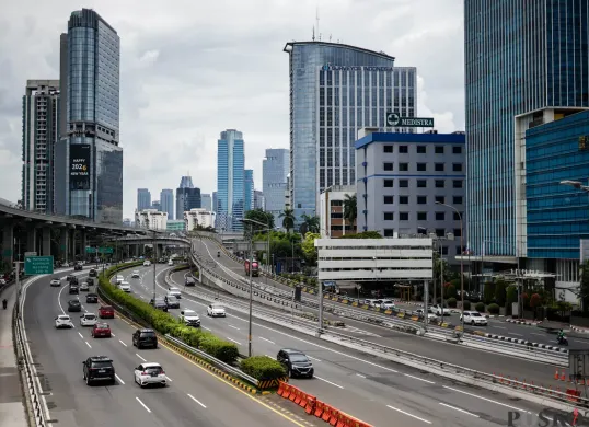 Sejumlah kendaraan melintas di Jalan Jenderal Sudirman, dan Gatot Subroto, Jakarta, Kamis, 1 Januari 2026. (Sumber: Poskota/Bilal Nugraha Ginanjar)
