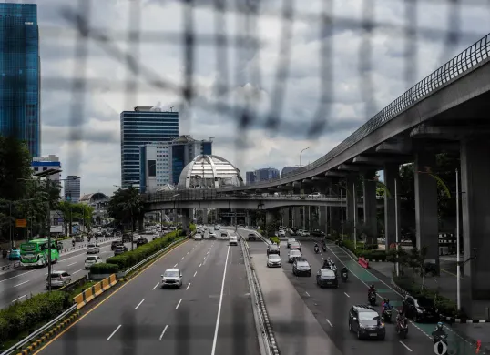 Sejumlah kendaraan melintas di Jalan Jenderal Sudirman, dan Gatot Subroto, Jakarta, Kamis, 1 Januari 2026. (Sumber: Poskota/Bilal Nugraha Ginanjar)