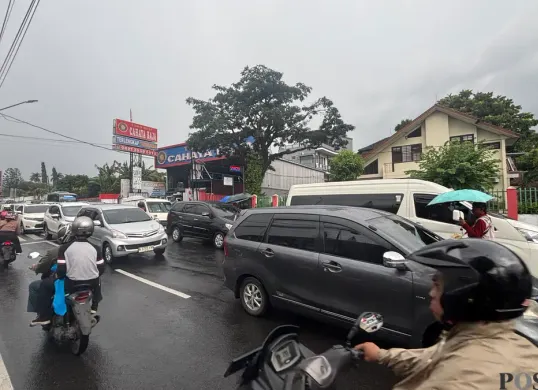 Pengendara melintasi Jalan Raya Puncak saat libur Nataru di daerah Cisarua, Kabupaten Bogor. (Sumber: Poskota/Giffar Rivana)
