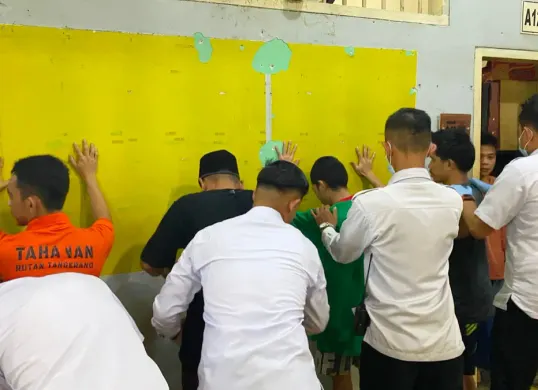 Potret proses sidak kamar hunian warga binaan Rutan Kelas I Tangerang. (Sumber: Humas Rutan Kelas I Tangerang)