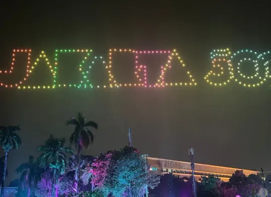 Drone beterbangan saat malam pergantian tahun baru di kawasan Kota Tua, Tamansari, Jakarta Barat, Kamis, 1 Januari 2026. (Sumber: Poskota/Pandi Ramedhan)