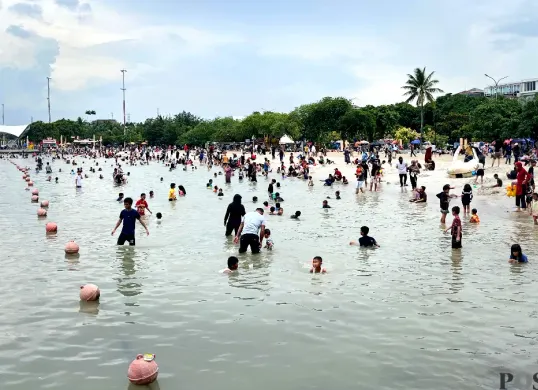Situasi Pantai Ancol, Jakarta Utara dipadati pengunjung pada Jumat, 2 Januari 2026. (Sumber: Poskota/M. Tegar Jihad)