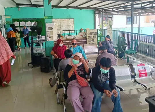 Warga saat mengantre berobat di Puskesmas Serpong, Tangerang Selatan. (Sumber: Istimewa)
