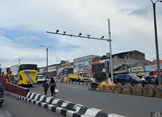 ETLE Flyover Cibinong, Kabupaten Bogor, mulai menindak pelanggar lalu lintas, Senin, 5 Desember 2026. (Sumber: Poskota/Giffar Rivana)