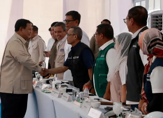 Presiden RI Prabowo Subianto berjabat tangan dengan jajaran Danantara Indonesia serta perwakilan BUMN yang terlibat dalam program pemulihan pascabencana. (Sumber: Istimewa)