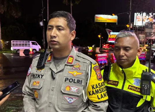 Kasatlantaa Polres Bogor, AKP Rizky Guntama memastikan Operasi Lilin Lodaya di Jalur Puncak berjalan aman. (Sumber: Poskota/Giffar Rivana)