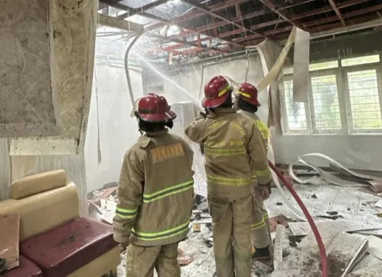 Sebuah villa di kawasan Puncak, Desa Tugu Selatan, Kecamatan Cisarua, Kabupaten Bogor, terbakar, Kamis, 1 Januari 2025. (Sumber: Dok. Istimewa)