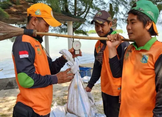 Petugas Sudin LH Kepulauan Seribu menimbang sampah bekas perayaan Tahun Baru 2026. (Sumber: Dok. Istimewa)