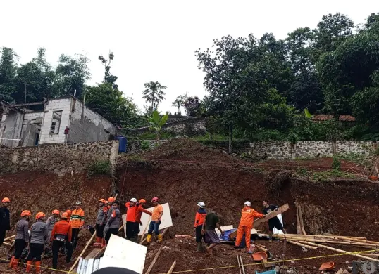 Petugas dibantu warga mencari korban yang tertimbun longsor di Desa Sempur, Kecamatan Jatinangor, Kabupaten Sumedang, Jumat, 2 Januari 2026 sore. (Sumber: Poskota | Foto: Gatot Poedji Utomo)