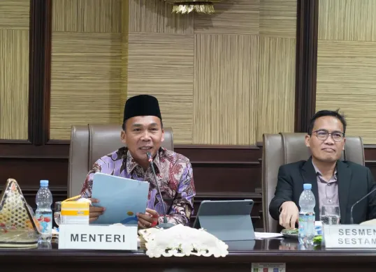 Menteri Kependudukan dan Pembangunan Keluarga/Kepala BKKBN, Dr. Wihaji, S.Ag, memimpin rapat bersama jajaran, membahas prioritas perlindungan kelompok rentan di wilayah terdampak bencana. (Sumber: Istimewa)