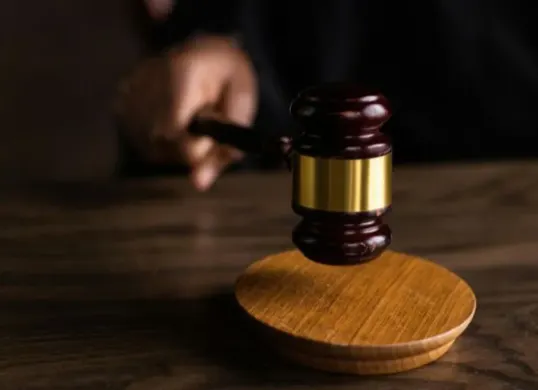 Ilustrasi - Pasal hidup bersama dan perzinaan dalam KUHP baru menuai kontroversi. Bagaimana aturan ini bekerja? Simak penjelasan tentang mekanisme pelaporan dan sanksi. (Sumber: Pexels/KATRIN BOLOVTSOVA)