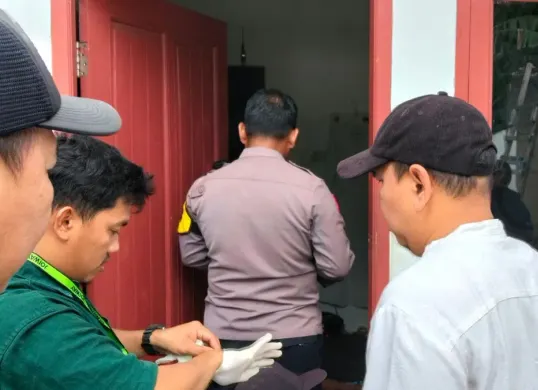 Warga Warakas, Tanjung Priok, Jakarta Utara, digegerkan dengan penemuan satu keluarga yang ditemukan dalam kondisi tidak bernyawa di dalam rumahnya, Jumat, 2 Januari 2026. (Sumber: X/@wongdalang)