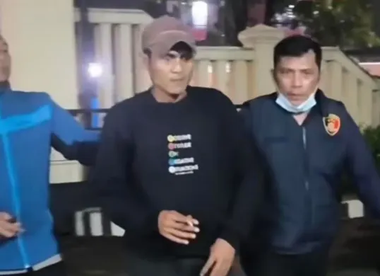 Sopir angkot berinisial D ditangkap lantaran narik sembari mengonsumsi sabu. (Sumber: tangkapan layar)