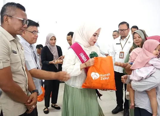 Pemkot Bogor serahkan bantuan kepada TPK baduta yang telah dinyatakan lulus dari stunting. (Sumber: Dok. Pemkot Bogor)