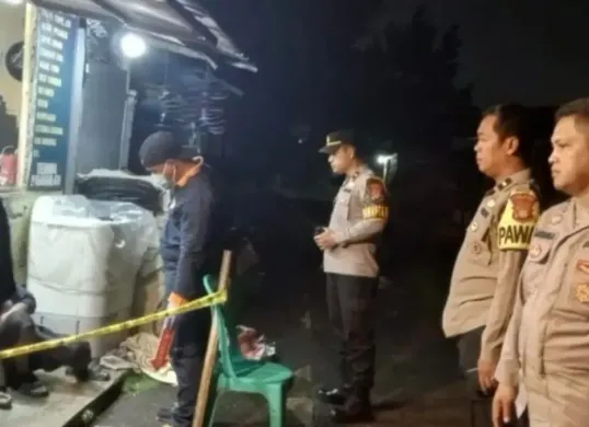 Pawas Polsek Tajurhalang, Ipda Ari bersama Bhabinkamtibas dan perwira piket SPKT Polres Metro Depok memasang garis polisi memeriksan pada tubuh korban. (Sumber: Dok. Polsek Tajurhalang)