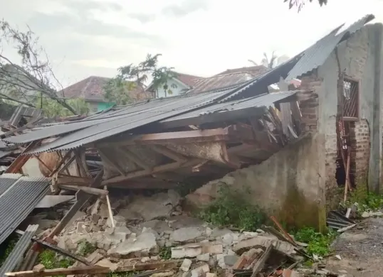 Penampakan rumah rusak diterjang angin puting beliung di Desa Cisaat, Kecamatan Campaka, Kabupaten Purwakarta. (Sumber: Dok. Istimewa)