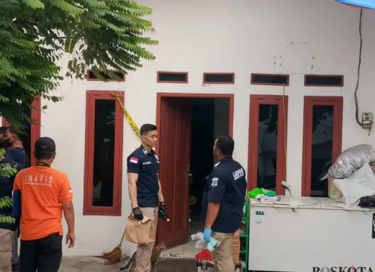 Tim Labfor Polri tengah melakukan penyisiran terhadap rakyat rumah kontrakan tempat ditemukannya satu keluarga dalam kondisi tidak bernyawa,  di Warakas, Tanjung Priok, Jakarta Utara, Jumat, 2 Desember 2025. (Sumber: Poskota | Foto: Ali Mansur)