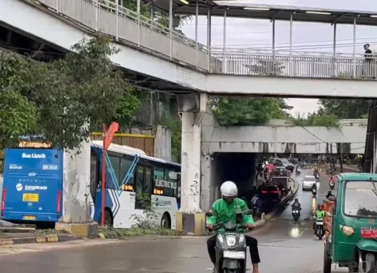 Situasi di bawah Terowongan Manggarai, Tebet, Jakarta Selatan, sudah kondusif setelah terjadi tawuran antar kelompok warga, Jumat, 2 Januari 2026 sore. (Sumber: Poskota/Ali Mansur)