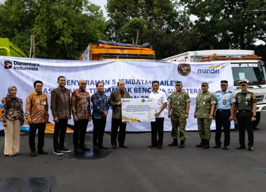 Bank Mandiri bersama Kementerian Pertahanan membangun jembatan Bailey untuk memulihkan akses dan konektivitas wilayah terdampak banjir dan longsor di Sumatera. (Sumber: Istimewa)