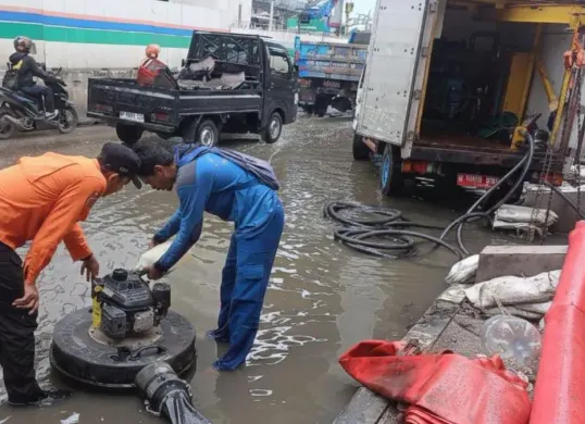 Petugas melakukan penyedotan pada genangan yang terjadi di wilayah Jakarta, Sabtu, 3 Desember 2026. (Sumber: Dok. Istimewa)