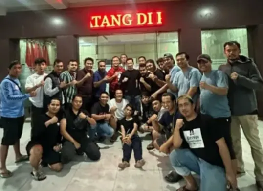 Petugas kepolisian berpose bersama tersangka pembunuhan bocah 9 tahun usai penangkapan di Kota Cilegon, Banten. Pelaku diamankan oleh tim gabungan Polres Cilegon dan Polda Banten. (Sumber: Istimewa)