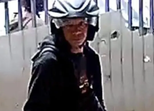 Rekaman CCTV memperlihatkan salah satu tampang pelaku pencurian rumah kosong, saat membobol rumah milik pengacara di Perumahan Baktijaya, Sukmajaya, Depok. (Sumber: Istimewa)