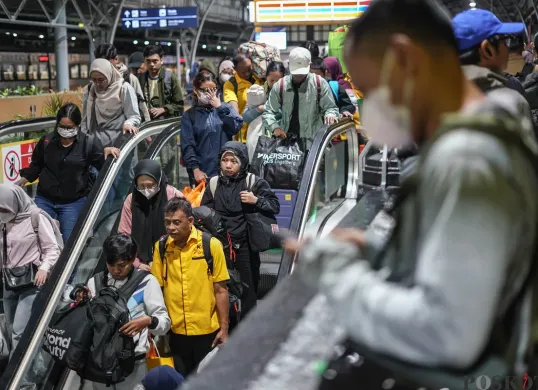 Arus Balik Libur Natal dan Tahun Baru di Stasiun Pasar Senen