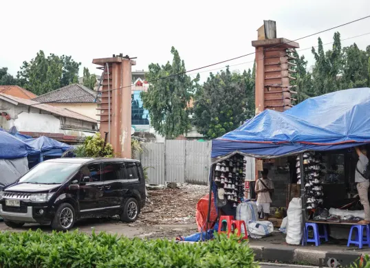 Pemandangan pedagang berjualan di trotoar. (Sumber: Poskota/Bilal Nugraha Ginanjar)