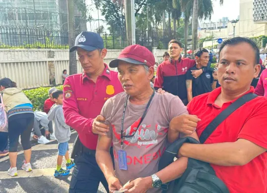 Potret dua orang terduga pelaku pencopetan di kawasan Bundaran Hotel Indonesia (HI), Jakarta Pusat, saat pelaksanaan Car Free Day (CFD), Minggu, 4 Januari 2026. (Sumber: Polda Metro Jaya)