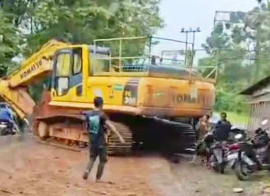 Ekskavator terlepas dari mobil trailer saat melintas di Jalan Raya Jonggol-Cariu, Kabupaten Bogor. (Sumber: istimewa)