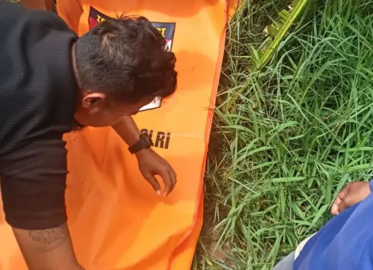 Polisi saat melakukan evakuasi korban. (Sumber: Dok. Polsek Kronjo)