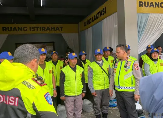 Kakorlantas Polri Irjen Pol Agus Suryo Nugroho bersama pasukan supeltas Jalur Puncak, Minggu 4 Januari 2025. (Sumber: Poskota/Giffar Rivana)