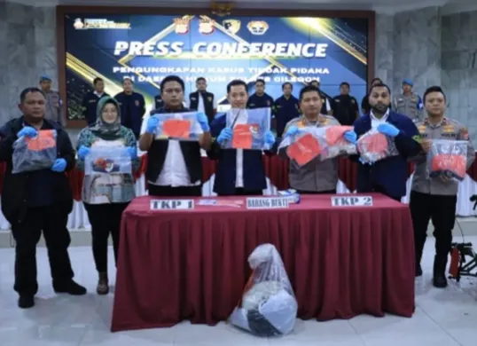 Dirreskrimum Polda Banten Dian Setyawan didampingi Kapolres Cilegon AKBP Martua Raja Taripar Laut Silitonga dan Wakapolres Kompol Arief Nazaruddin Yusuf saat konferensi pers. (Sumber: Istimewa)