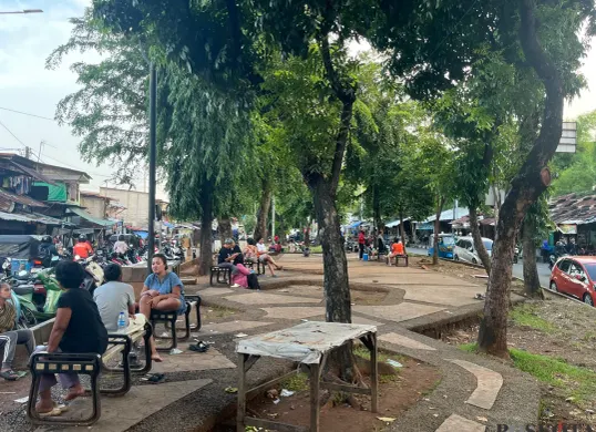 Warga beraktivitas di kawasan Terowongan Manggarai, Jakarta Selatan, yang kerap menjadi lokasi rawan tawuran. (Sumber: Poskota | Foto: Pandi Ramedhan)