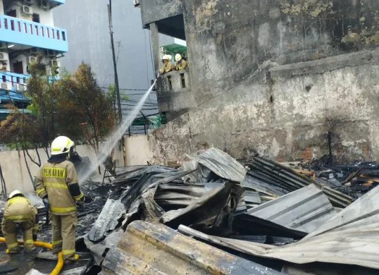 Kebakaran bedeng di Jalan Alpukat RT 01/RW 02, Kelurahan Tanjung Duren Utara, Kecamatan Grogol Petamburan, Jakarta Barat, Senin, 5 Januari 2026. (Sumber: Dok. Istimewa)