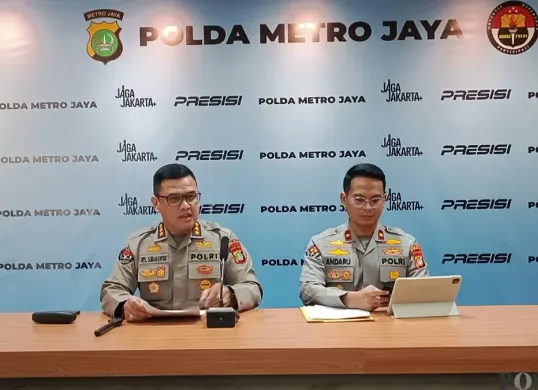 Kasubbid Penmas Polda Metro Jaya AKBP Reonald Simanjuntak saat memaparkan kasus dugaan perzinaan Inara Rusli dengan Insanul Fahmi di Polda Metro Jaya, Jakarta Selatan pada Senin, 5 Januari 2026. (Sumber: Ali Mansur)
