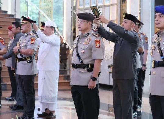 Kepolisian Daerah Metro Jaya melaksanakan upacara serah terima jabatan (sertijab) sejumlah pejabat utama dan Kapolres jajaran di Lobby Gedung Promoter Polda Metro Jaya, Senin, 5 Januari 2026. (Sumber: Dok. Humas Polda Metro Jaya)