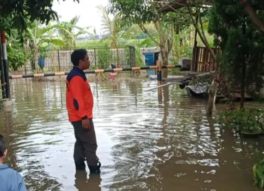Petugas BPBD Kabupaten Serang pantau genangan air di Kecamatan Kibin. (Sumber: Dok. BPBD Kabupaten Serang)