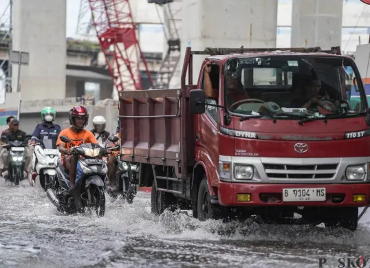 Awal Tahun Banjir Rob Kembali Rendam Jalan R E Martadinata