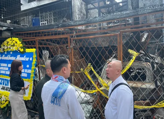 Anggota Komisi A DPRD DKI Jakarta, Kevin Wu saat meninjau rumah yang terbakar di Pejagalan, Penjaringan, Jakarta Utara, yang menewaskan lima orang, Selasa, 6 Januari 2026. (Sumber: Poskota/Pandi Ramedhan)