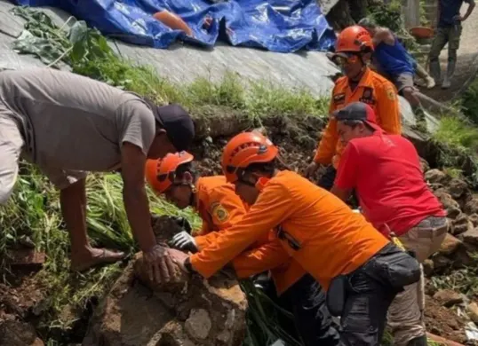 Penanganan ambruknya TPT villa sepanjang 18 meter di kawasan Ciawi, Kabupaten Bogor. (Sumber: Dok. BPBD Bogor)