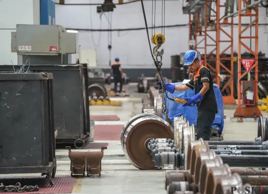 Potret Perbaikan Kereta di Balai Yasa Manggari