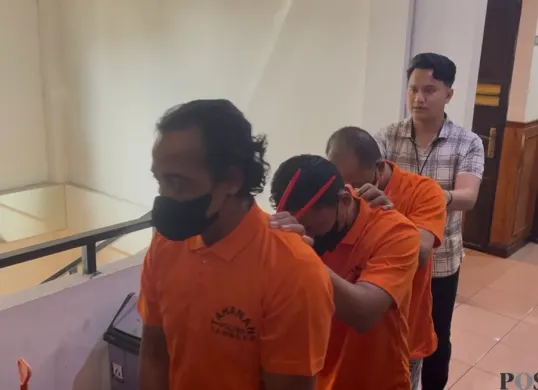 Tiga orang pencuri kabel listrik PLN ditangkap unit Reskrim Polsek Tambora Polres Metro Jakarta Barat. (Sumber: Poskota | Foto: Pandi Ramedhan)