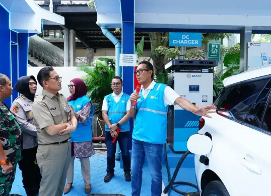 General Manager PLN UID Jaya Moch. Andy Adchaminoerdin (kanan) menjelaskan pengisian kendaraan listrik pakai fasilitas Ultra Fast Charging di PLN UP3 Bulungan, Jakarta Selatan. (Sumber: Dok. PLN UID Jaya)